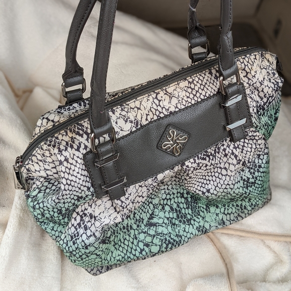 Vera Wang Handbags - ☀️Simply Vera Wang shoulder bag green white snake fabric print